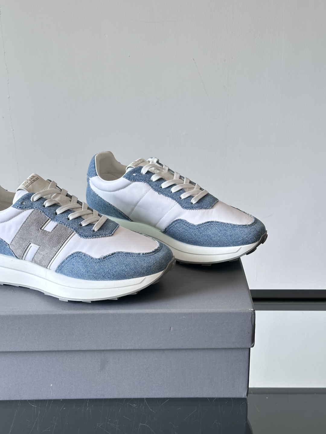 HOGAN男款飞艇鞋👟这一次全新的“飞;艇鞋”亮相了，超级轻，超级软，踩在棉花上的感觉，很难不爱呀 HO
