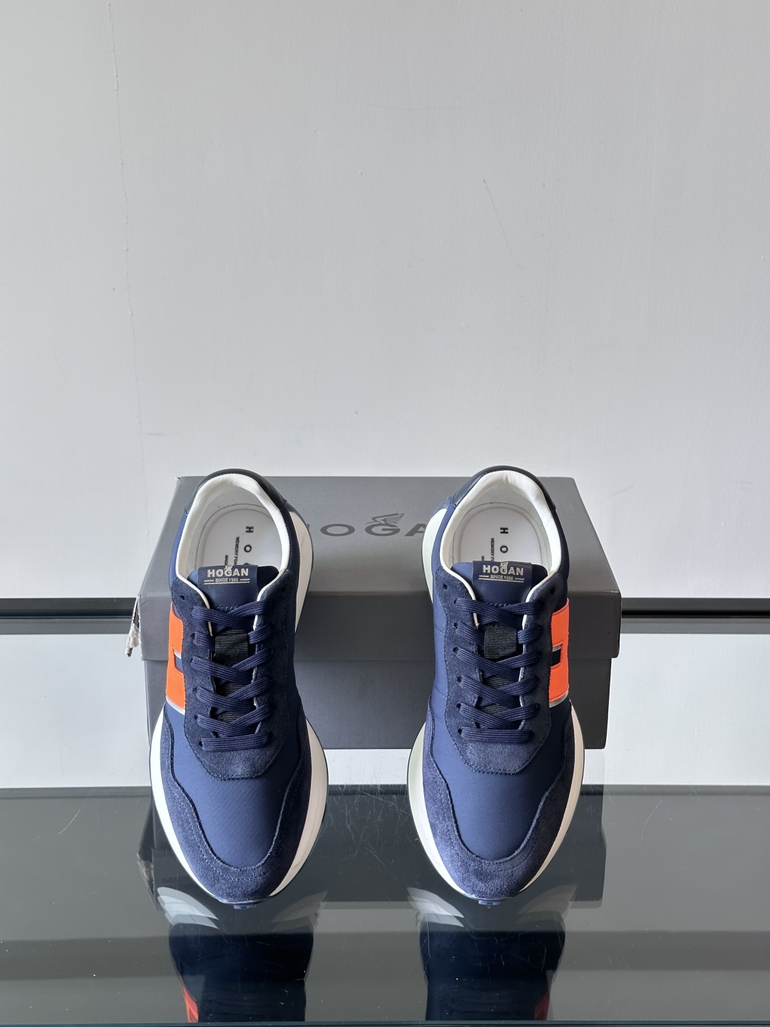 HOGAN男款飞艇鞋👟这一次全新的“飞;艇鞋”亮相了，超级轻，超级软，踩在棉花上的感觉，很难不爱呀 HO