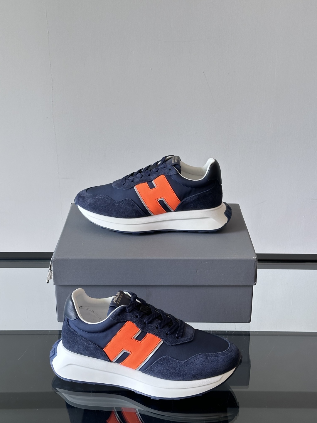 HOGAN男款飞艇鞋👟这一次全新的“飞;艇鞋”亮相了，超级轻，超级软，踩在棉花上的感觉，很难不爱呀 HO