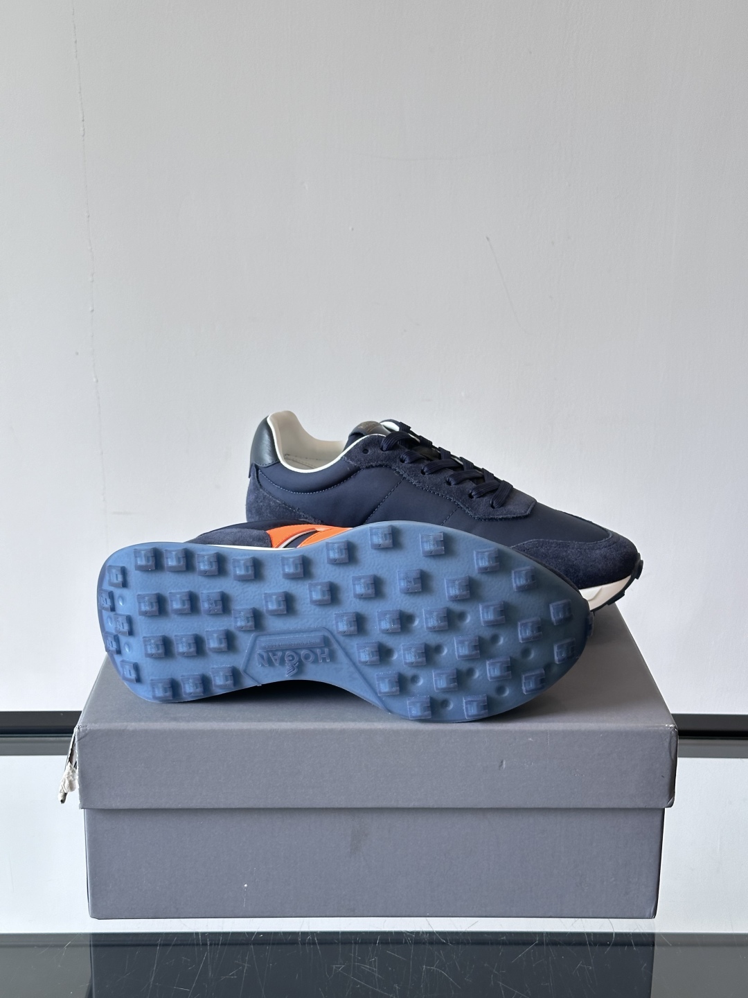 HOGAN男款飞艇鞋👟这一次全新的“飞;艇鞋”亮相了，超级轻，超级软，踩在棉花上的感觉，很难不爱呀 HO
