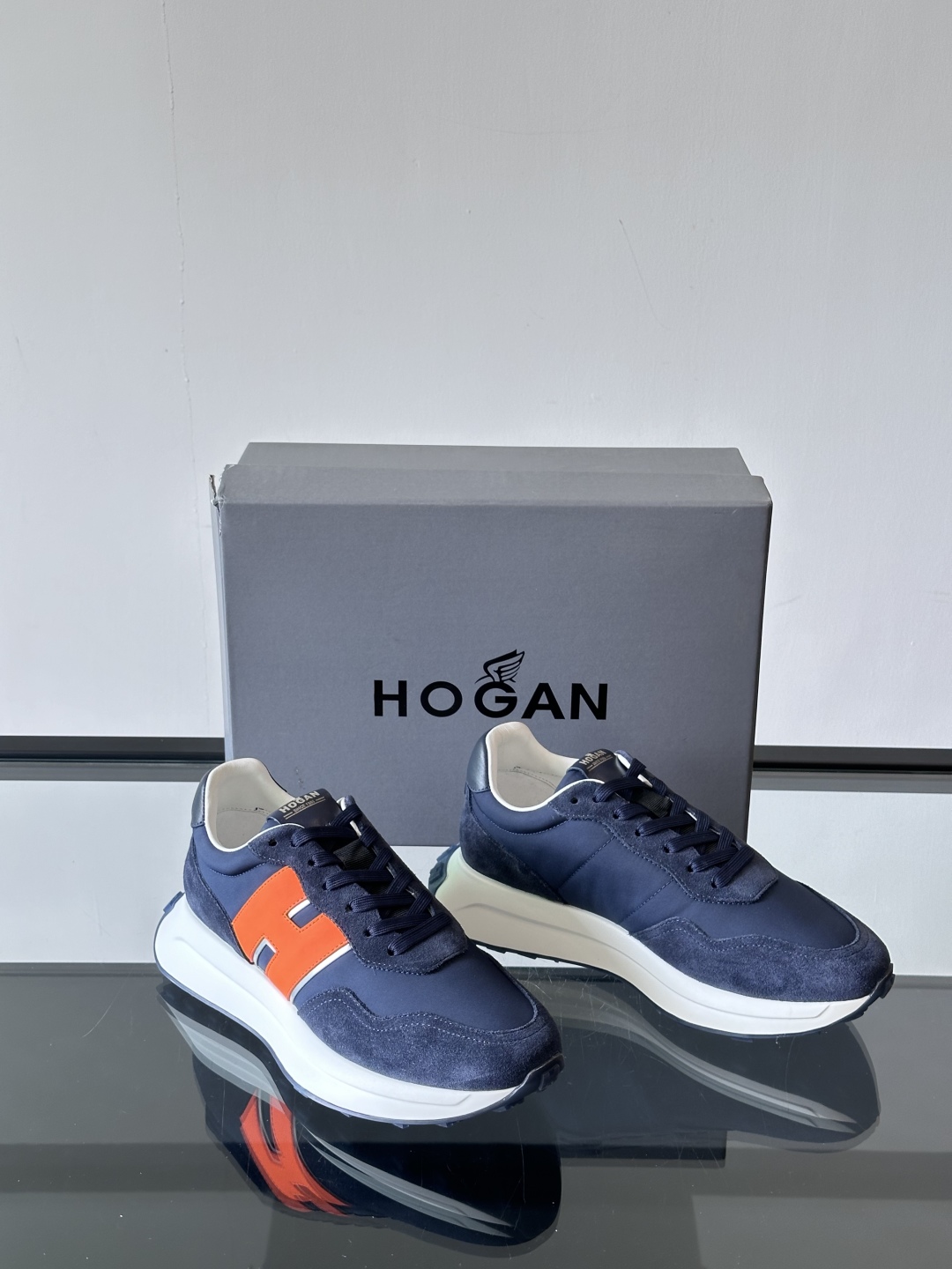 HOGAN男款飞艇鞋👟这一次全新的“飞;艇鞋”亮相了，超级轻，超级软，踩在棉花上的感觉，很难不爱呀 HO