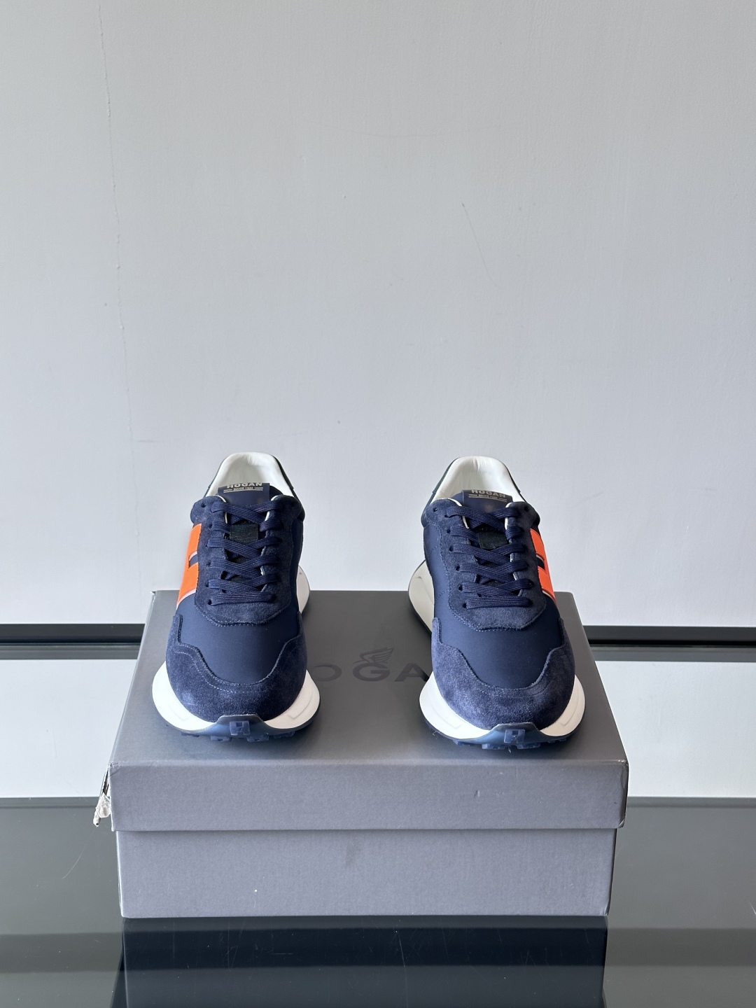 HOGAN男款飞艇鞋👟这一次全新的“飞;艇鞋”亮相了，超级轻，超级软，踩在棉花上的感觉，很难不爱呀 HO