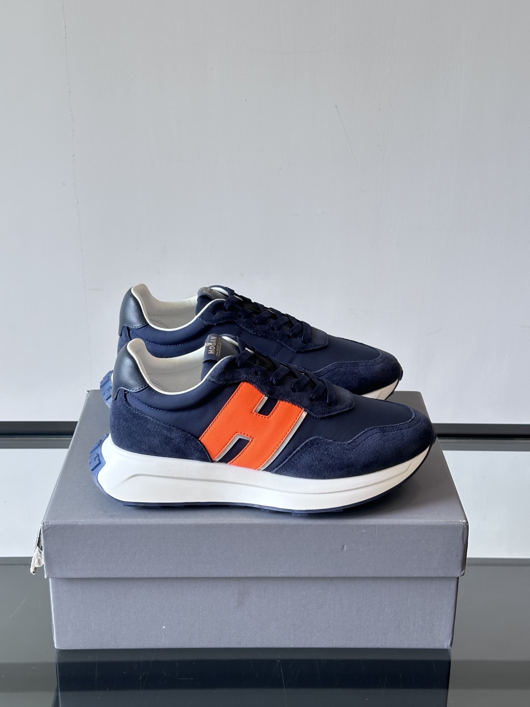 HOGAN男款飞艇鞋👟这一次全新的“飞;艇鞋”亮相了，超级轻，超级软，踩在棉花上的感觉，很难不爱呀 HO