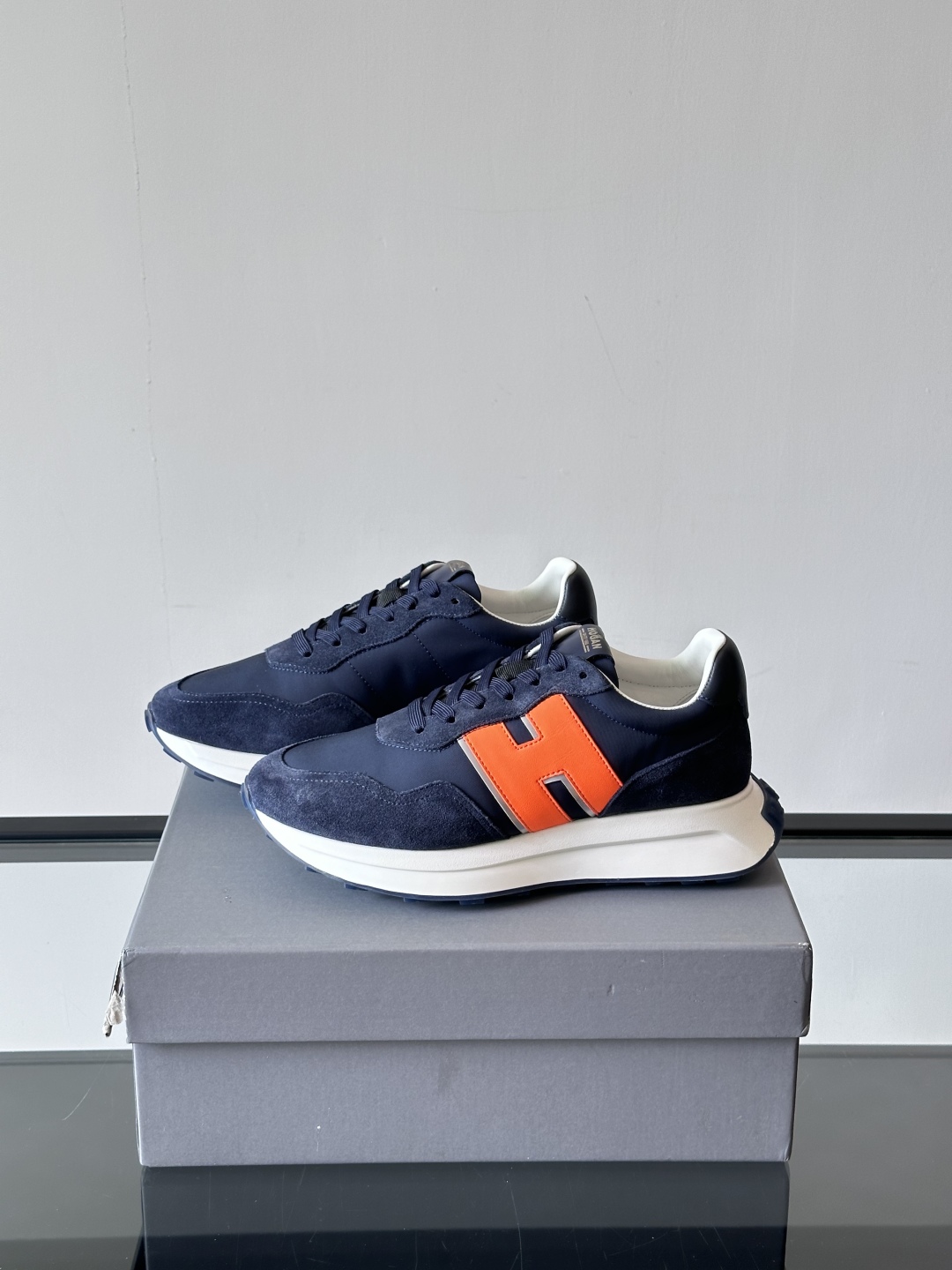 HOGAN男款飞艇鞋👟这一次全新的“飞;艇鞋”亮相了，超级轻，超级软，踩在棉花上的感觉，很难不爱呀 HO