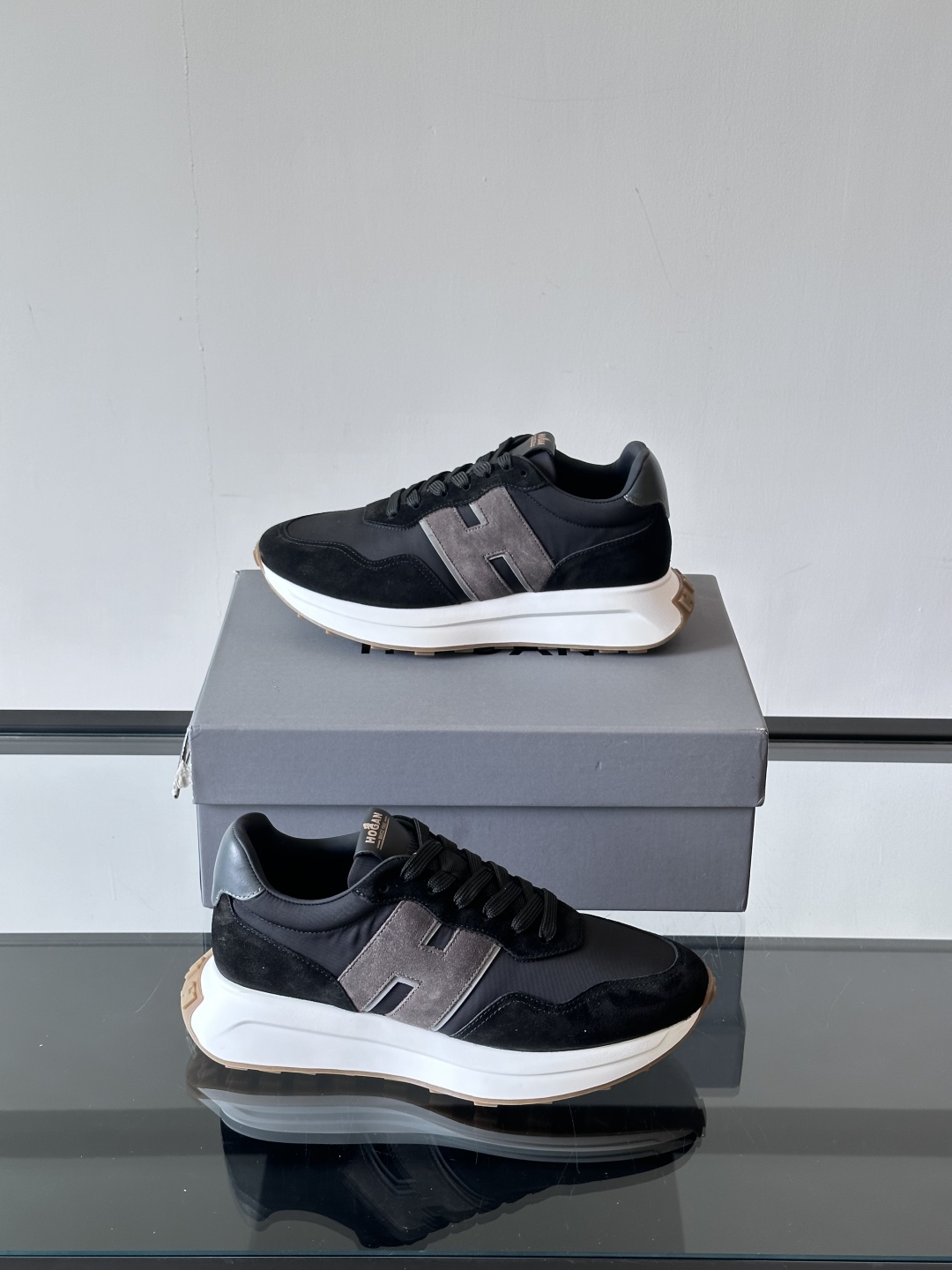 HOGAN男款飞艇鞋👟这一次全新的“飞;艇鞋”亮相了，超级轻，超级软，踩在棉花上的感觉，很难不爱呀 HO