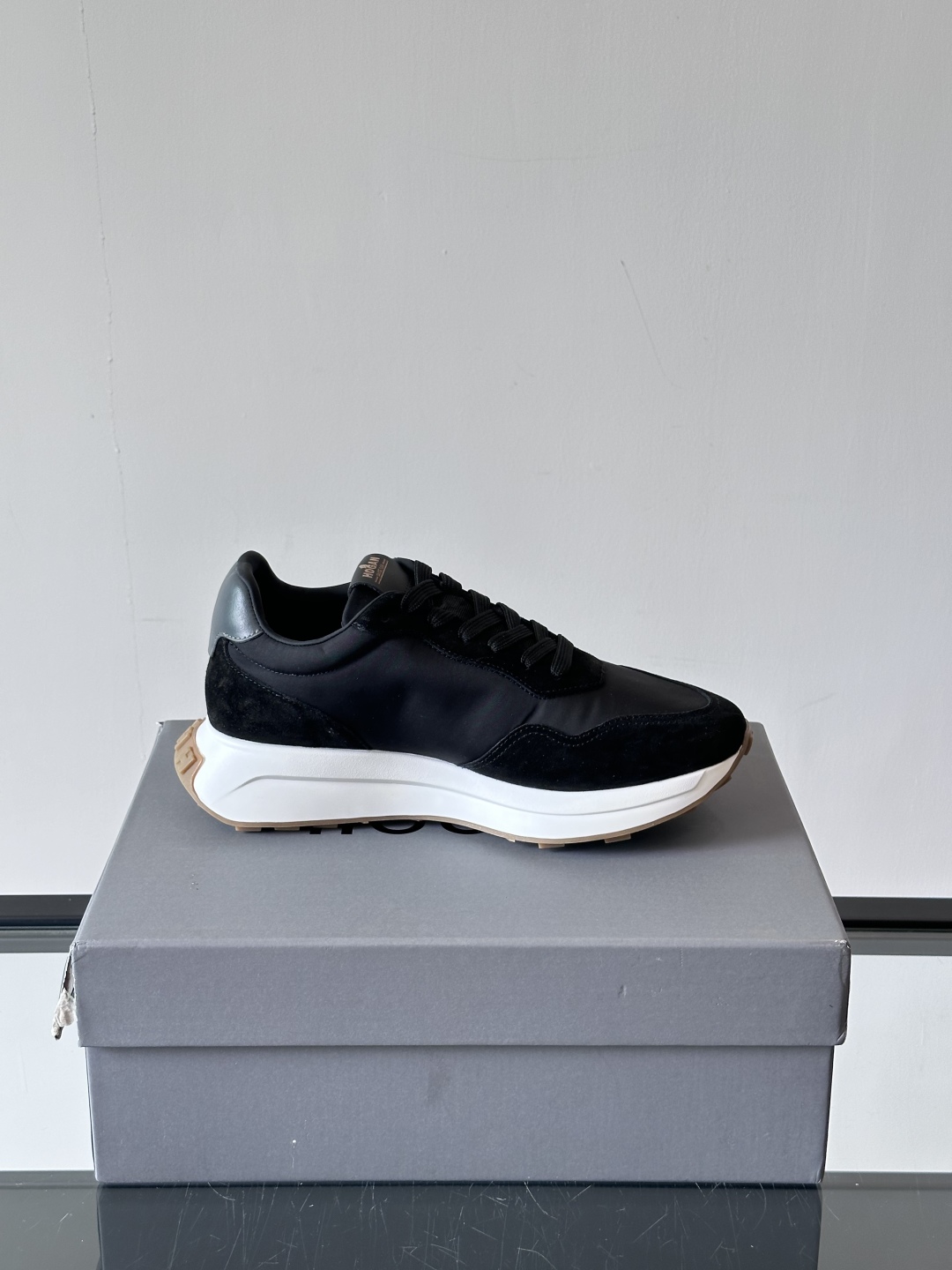 HOGAN男款飞艇鞋👟这一次全新的“飞;艇鞋”亮相了，超级轻，超级软，踩在棉花上的感觉，很难不爱呀 HO