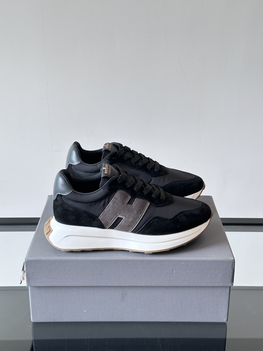 HOGAN男款飞艇鞋👟这一次全新的“飞;艇鞋”亮相了，超级轻，超级软，踩在棉花上的感觉，很难不爱呀 HO