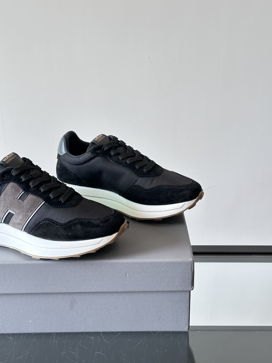 HOGAN男款飞艇鞋👟这一次全新的“飞;艇鞋”亮相了，超级轻，超级软，踩在棉花上的感觉，很难不爱呀 HO