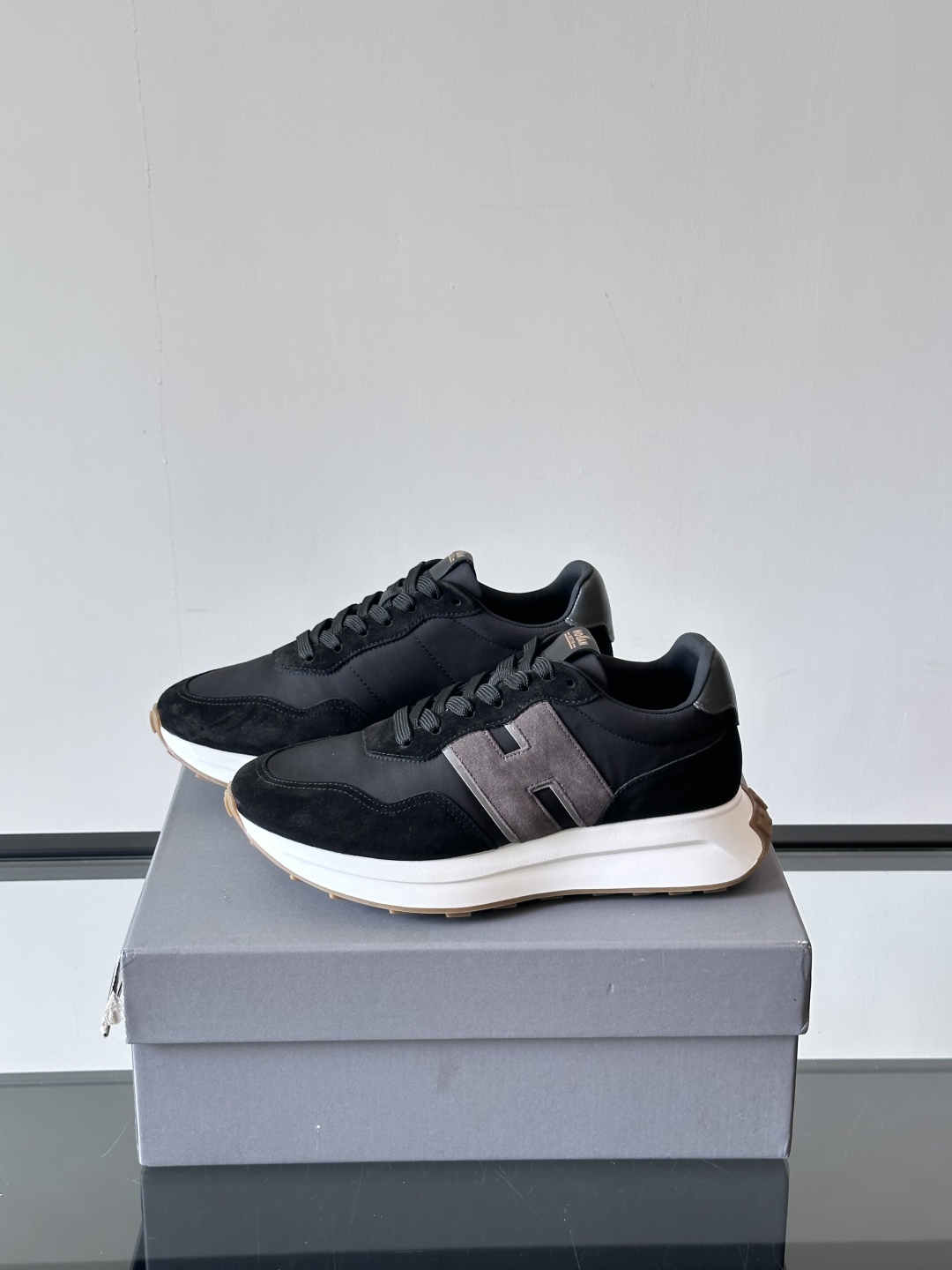 HOGAN男款飞艇鞋👟这一次全新的“飞;艇鞋”亮相了，超级轻，超级软，踩在棉花上的感觉，很难不爱呀 HO