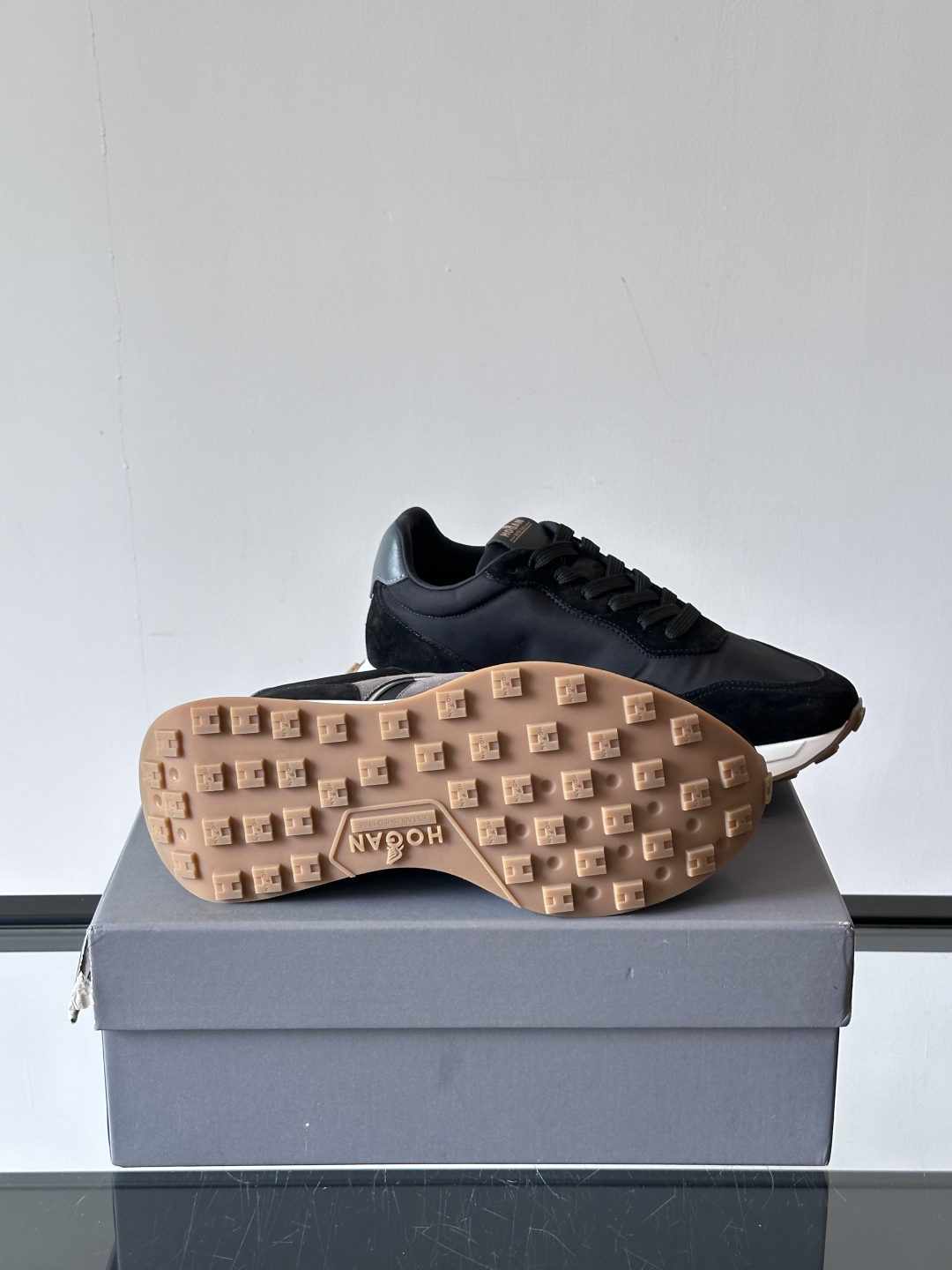 HOGAN男款飞艇鞋👟这一次全新的“飞;艇鞋”亮相了，超级轻，超级软，踩在棉花上的感觉，很难不爱呀 HO