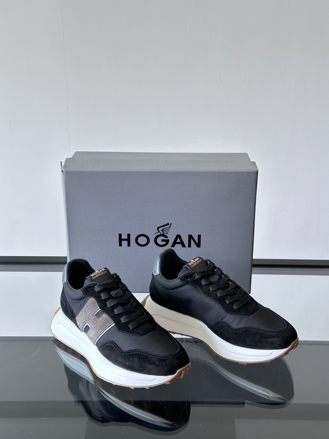 HOGAN男款飞艇鞋👟这一次全新的“飞;艇鞋”亮相了，超级轻，超级软，踩在棉花上的感觉，很难不爱呀 HO