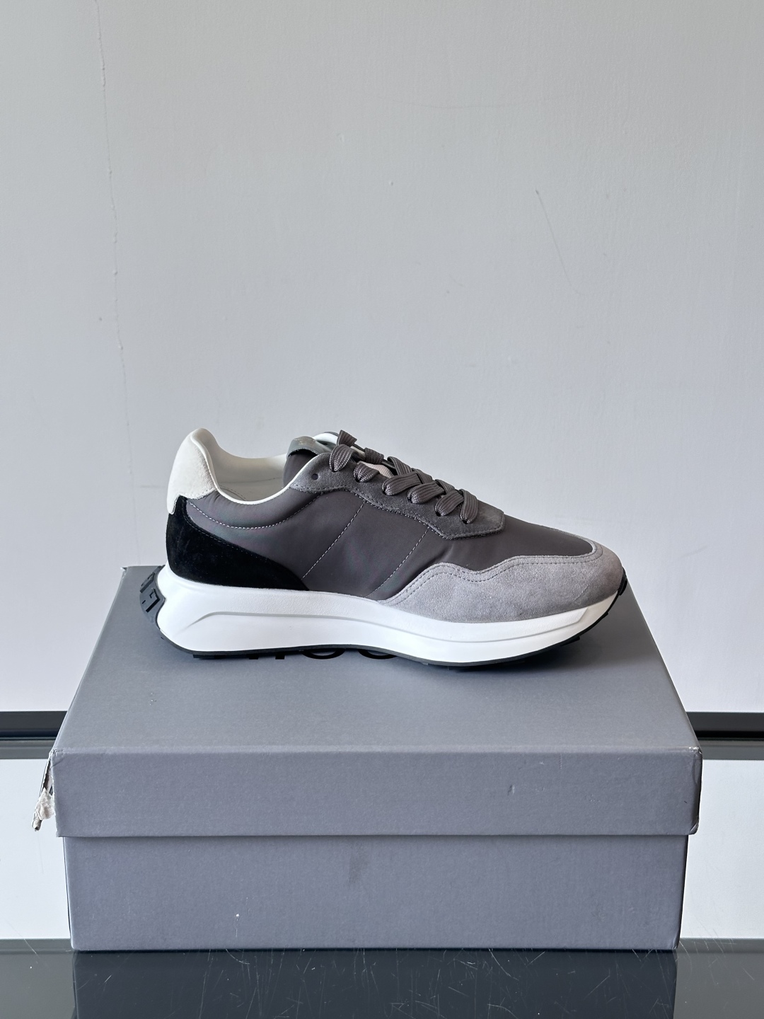 HOGAN男款飞艇鞋👟这一次全新的“飞;艇鞋”亮相了，超级轻，超级软，踩在棉花上的感觉，很难不爱呀 HO