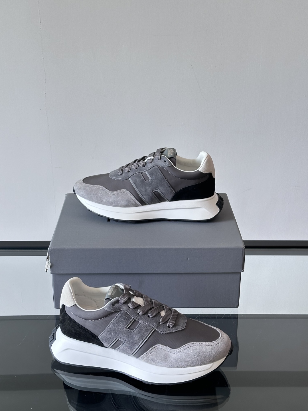 HOGAN男款飞艇鞋👟这一次全新的“飞;艇鞋”亮相了，超级轻，超级软，踩在棉花上的感觉，很难不爱呀 HO