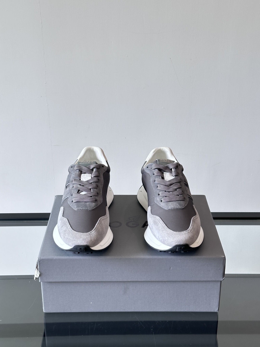 HOGAN男款飞艇鞋👟这一次全新的“飞;艇鞋”亮相了，超级轻，超级软，踩在棉花上的感觉，很难不爱呀 HO