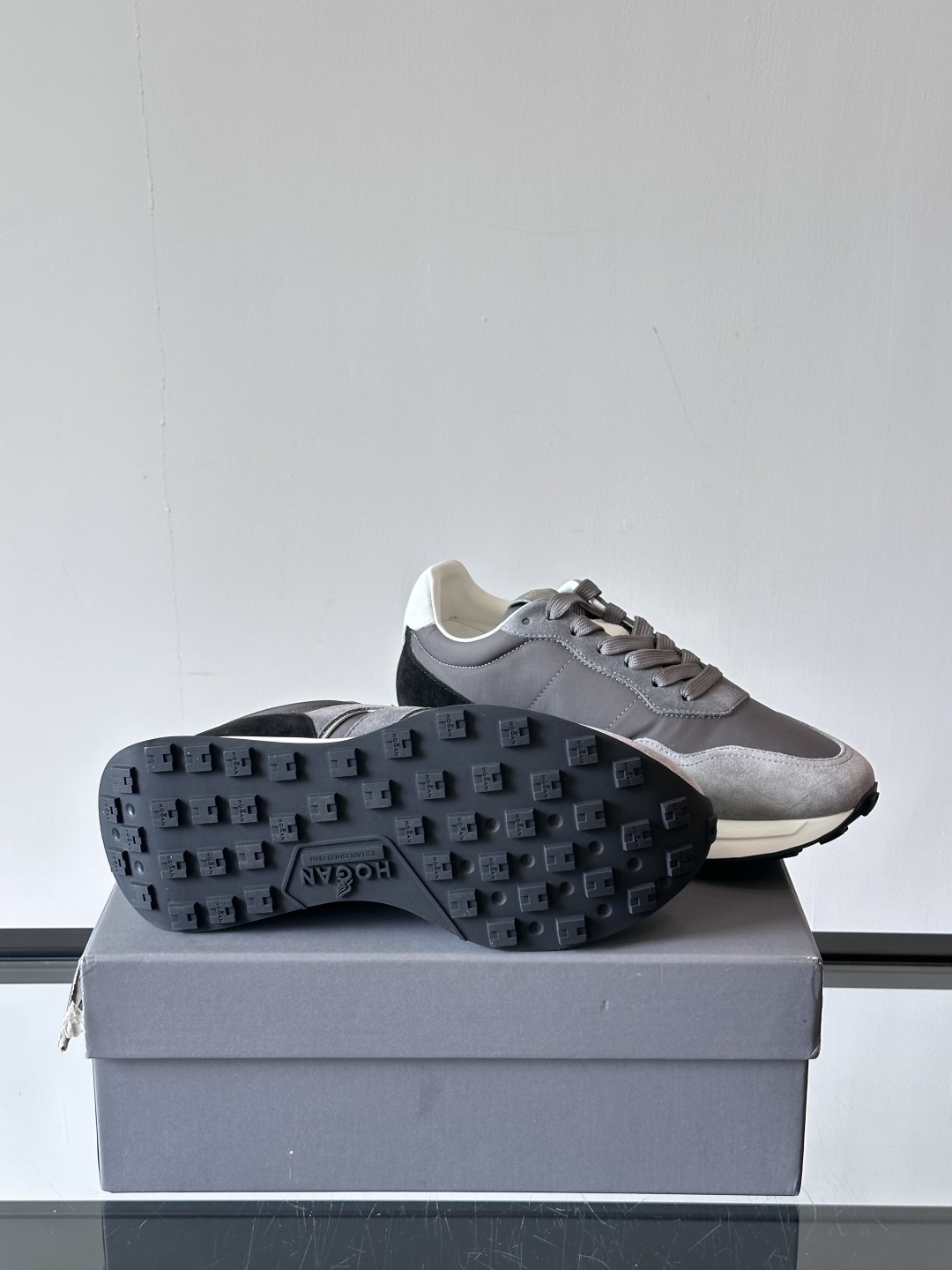 HOGAN男款飞艇鞋👟这一次全新的“飞;艇鞋”亮相了，超级轻，超级软，踩在棉花上的感觉，很难不爱呀 HO