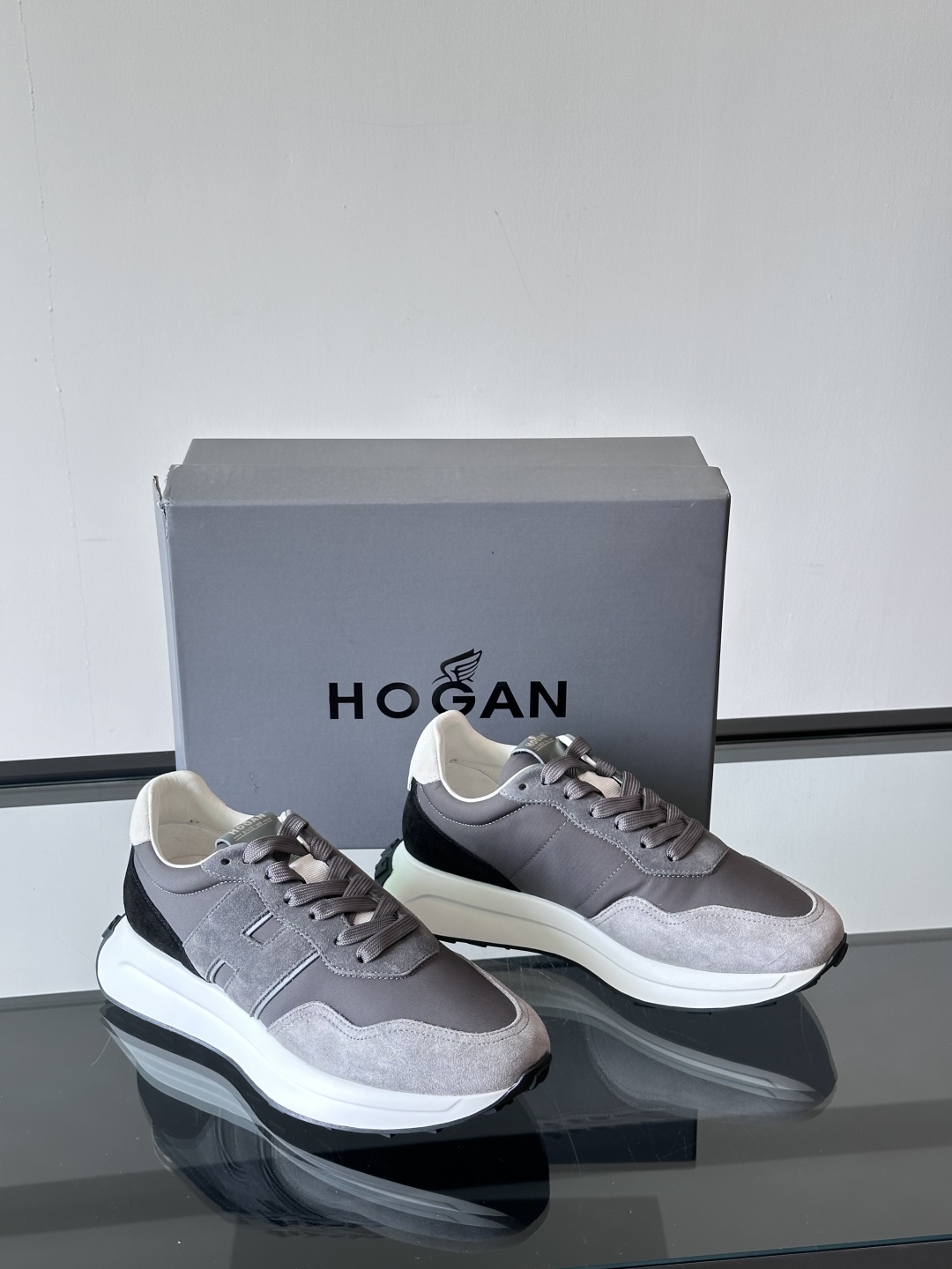HOGAN男款飞艇鞋👟这一次全新的“飞;艇鞋”亮相了，超级轻，超级软，踩在棉花上的感觉，很难不爱呀 HO
