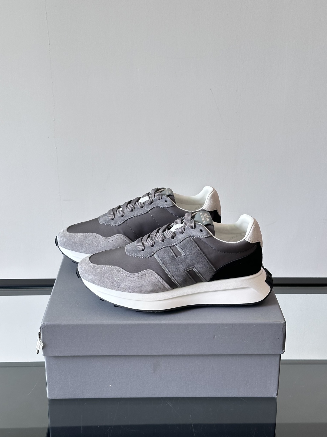 HOGAN男款飞艇鞋👟这一次全新的“飞;艇鞋”亮相了，超级轻，超级软，踩在棉花上的感觉，很难不爱呀 HO