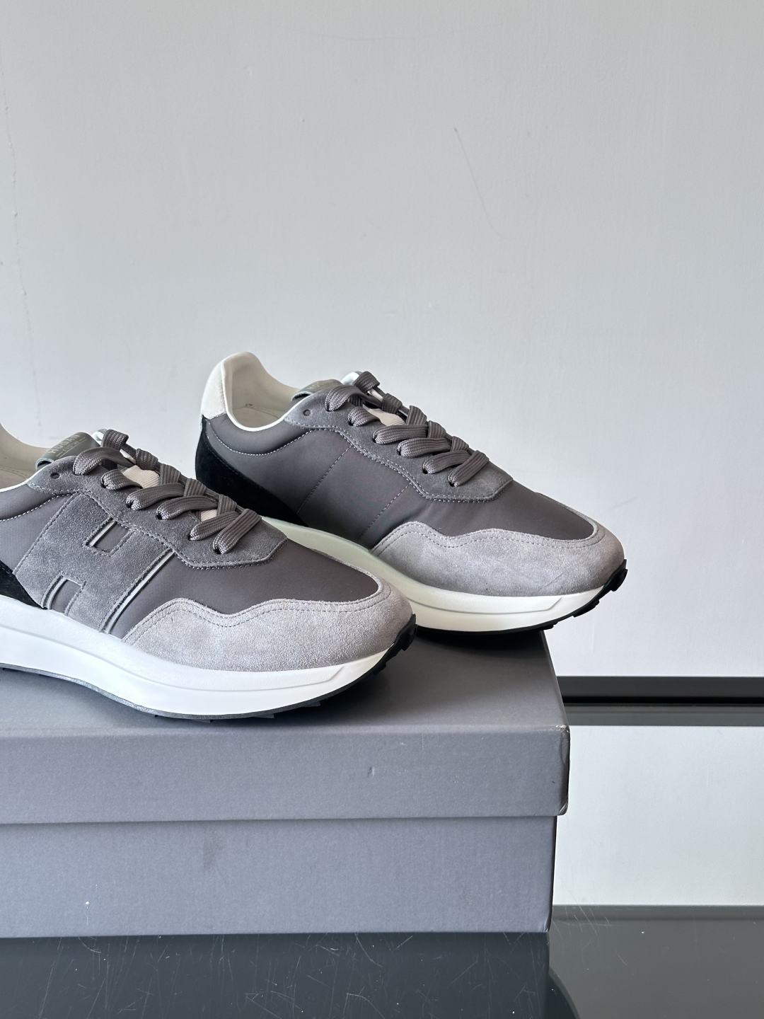 HOGAN男款飞艇鞋👟这一次全新的“飞;艇鞋”亮相了，超级轻，超级软，踩在棉花上的感觉，很难不爱呀 HO
