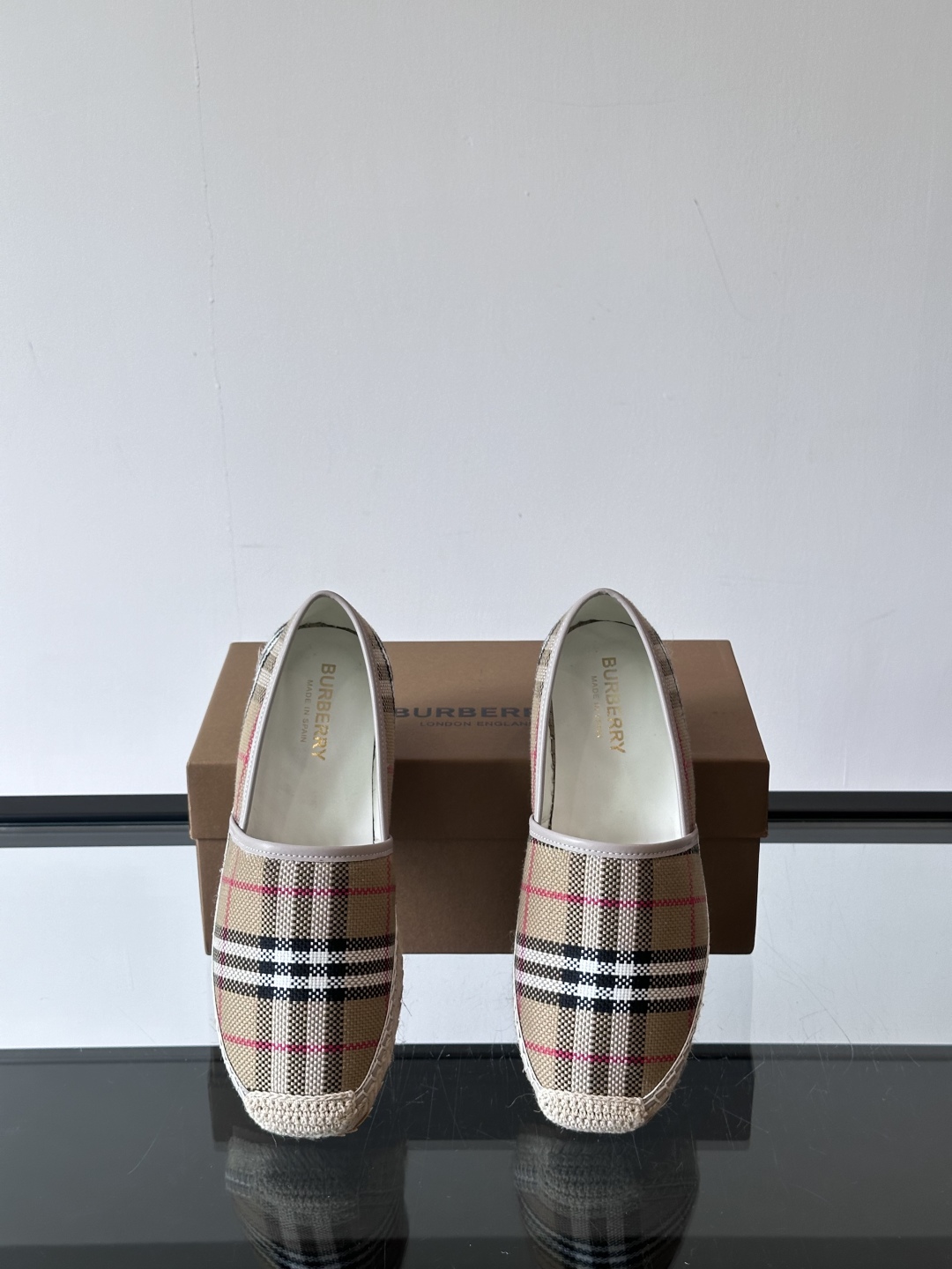 Burberry 帆布格纹一脚蹬男鞋👞！鞋面依旧是经典Vintage格纹设计，内里小牛皮 垫脚也是小牛皮