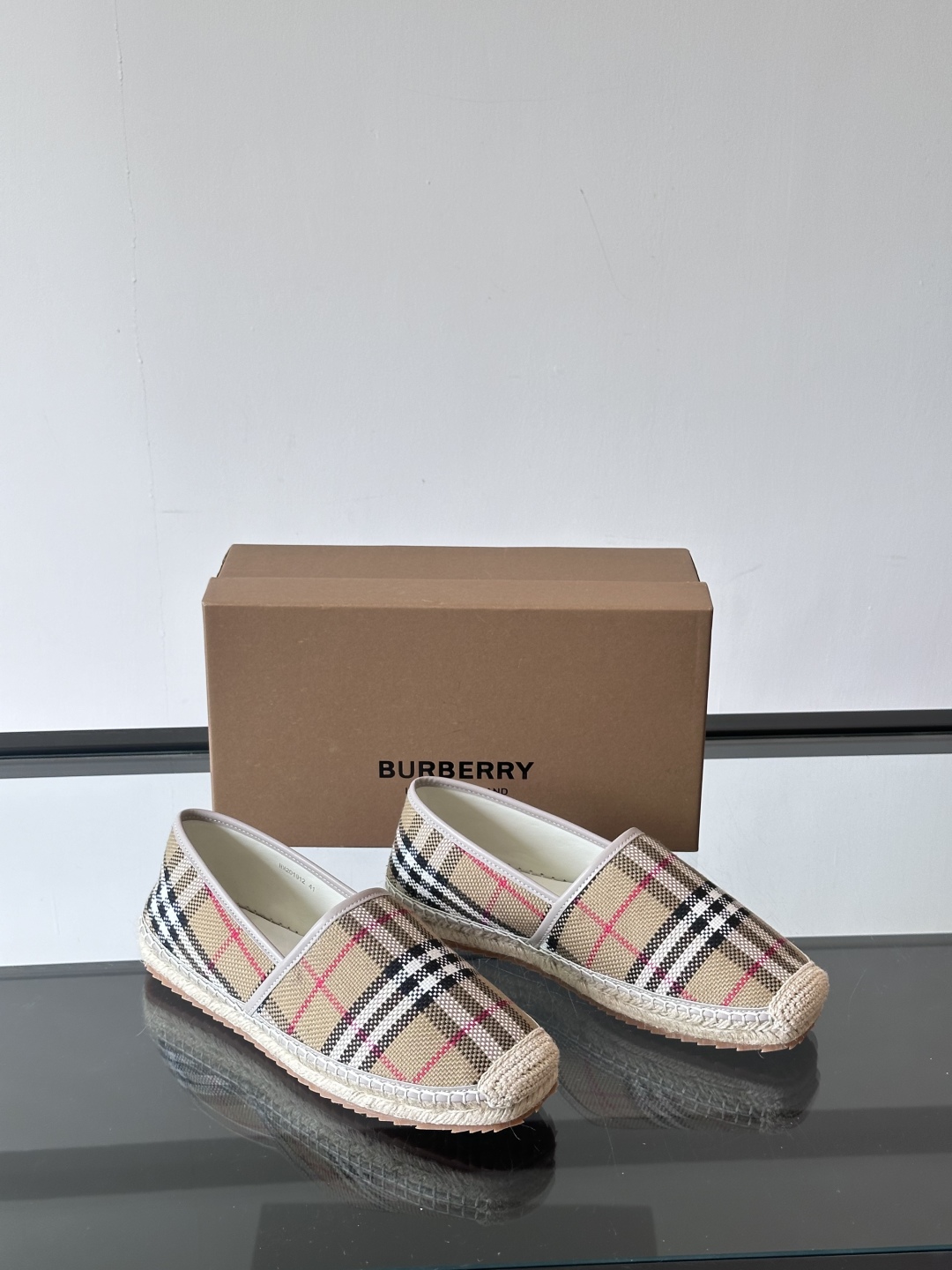 Burberry 帆布格纹一脚蹬男鞋👞！鞋面依旧是经典Vintage格纹设计，内里小牛皮 垫脚也是小牛皮