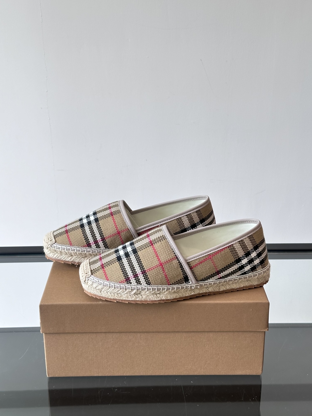 Burberry 帆布格纹一脚蹬男鞋👞！鞋面依旧是经典Vintage格纹设计，内里小牛皮 垫脚也是小牛皮