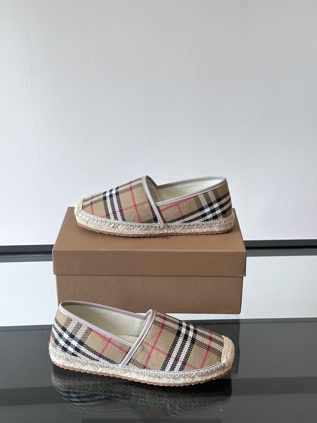 Burberry 帆布格纹一脚蹬男鞋👞！鞋面依旧是经典Vintage格纹设计，内里小牛皮 垫脚也是小牛皮