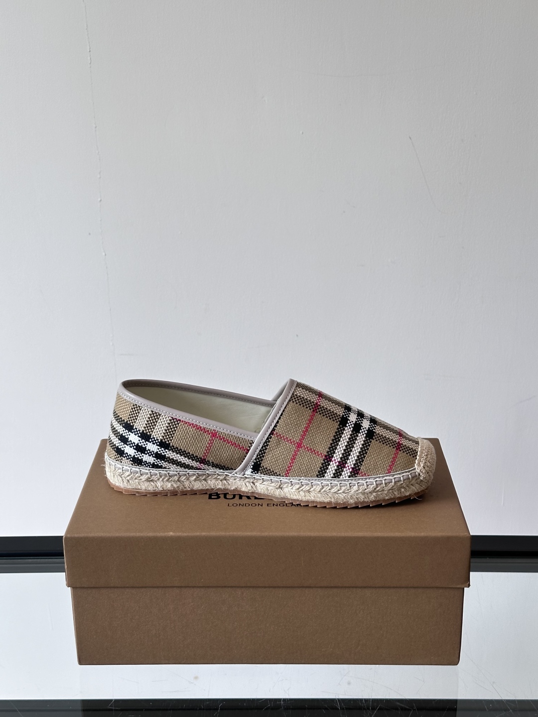 Burberry 帆布格纹一脚蹬男鞋👞！鞋面依旧是经典Vintage格纹设计，内里小牛皮 垫脚也是小牛皮