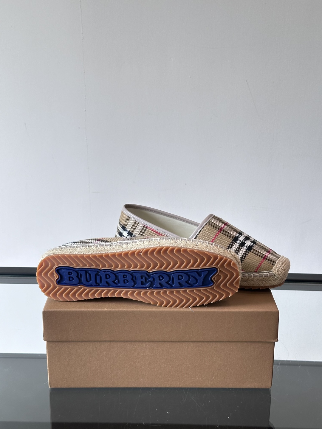 Burberry 帆布格纹一脚蹬男鞋👞！鞋面依旧是经典Vintage格纹设计，内里小牛皮 垫脚也是小牛皮