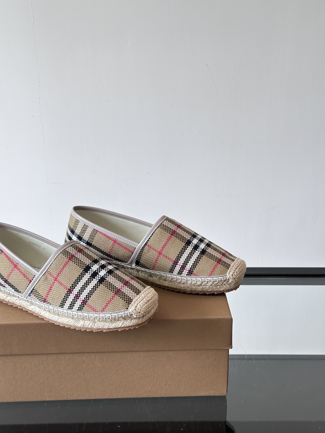 Burberry 帆布格纹一脚蹬男鞋👞！鞋面依旧是经典Vintage格纹设计，内里小牛皮 垫脚也是小牛皮