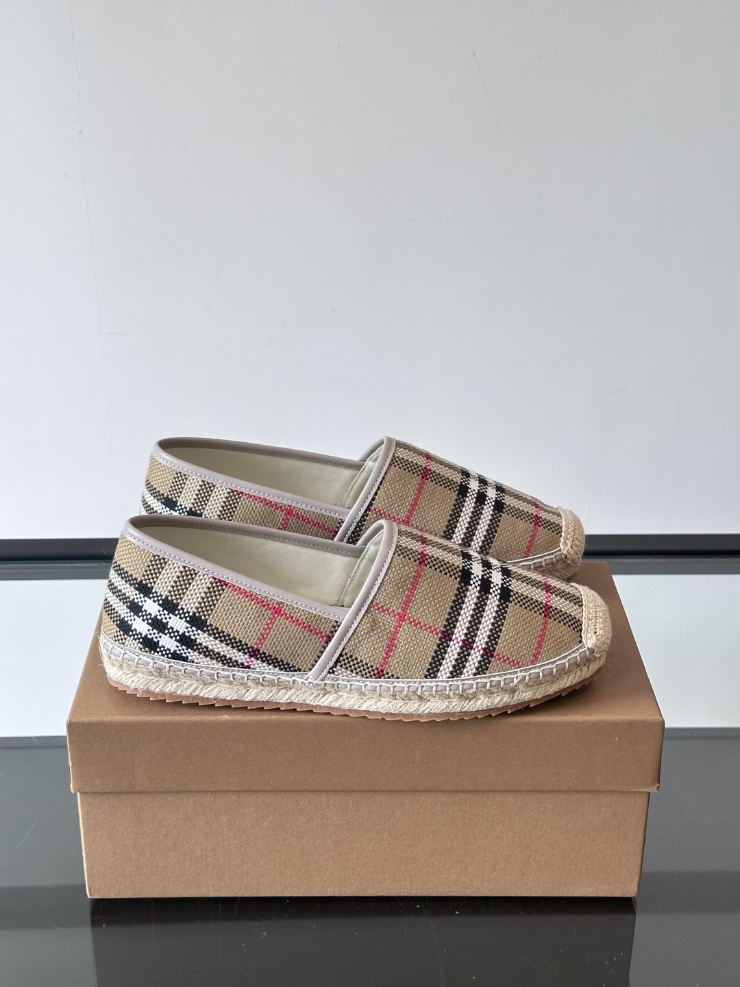Burberry 帆布格纹一脚蹬男鞋👞！鞋面依旧是经典Vintage格纹设计，内里小牛皮 垫脚也是小牛皮