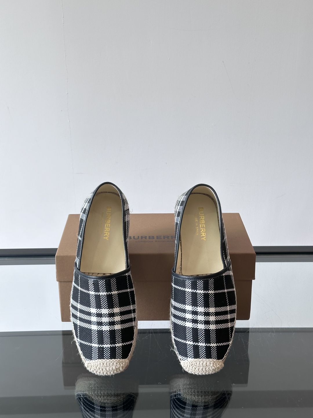 Burberry 帆布格纹一脚蹬男鞋👞！鞋面依旧是经典Vintage格纹设计，内里小牛皮 垫脚也是小牛皮