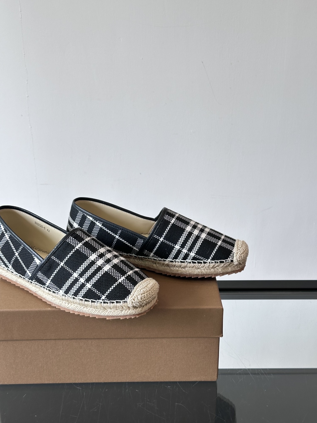 Burberry 帆布格纹一脚蹬男鞋👞！鞋面依旧是经典Vintage格纹设计，内里小牛皮 垫脚也是小牛皮