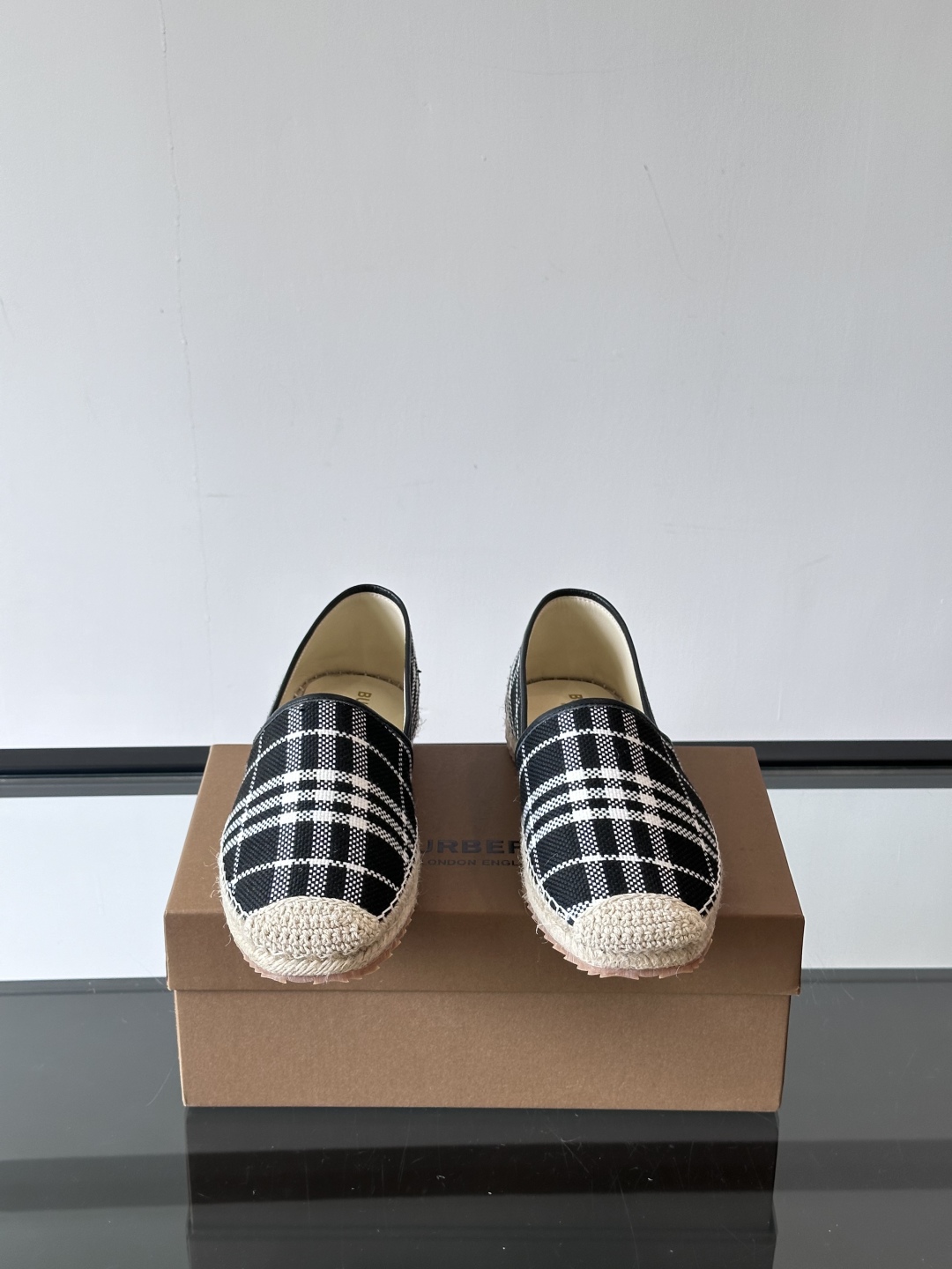 Burberry 帆布格纹一脚蹬男鞋👞！鞋面依旧是经典Vintage格纹设计，内里小牛皮 垫脚也是小牛皮