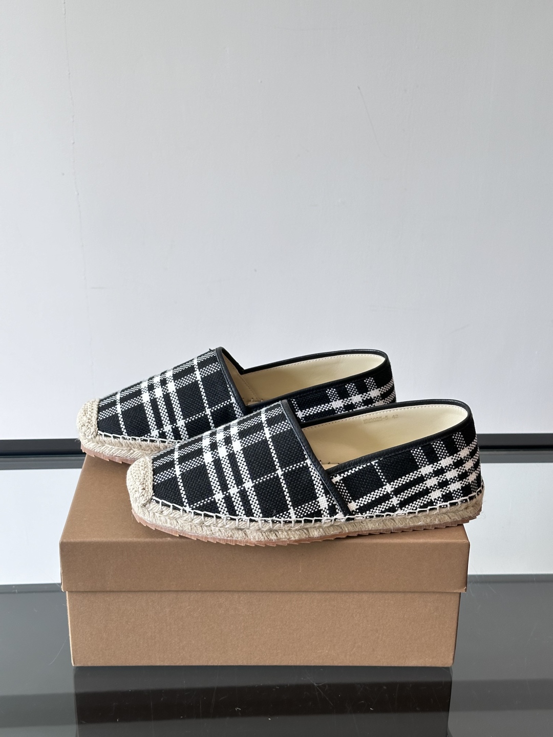 Burberry 帆布格纹一脚蹬男鞋👞！鞋面依旧是经典Vintage格纹设计，内里小牛皮 垫脚也是小牛皮