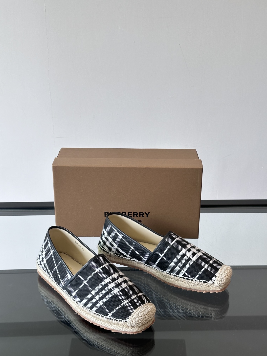 Burberry 帆布格纹一脚蹬男鞋👞！鞋面依旧是经典Vintage格纹设计，内里小牛皮 垫脚也是小牛皮