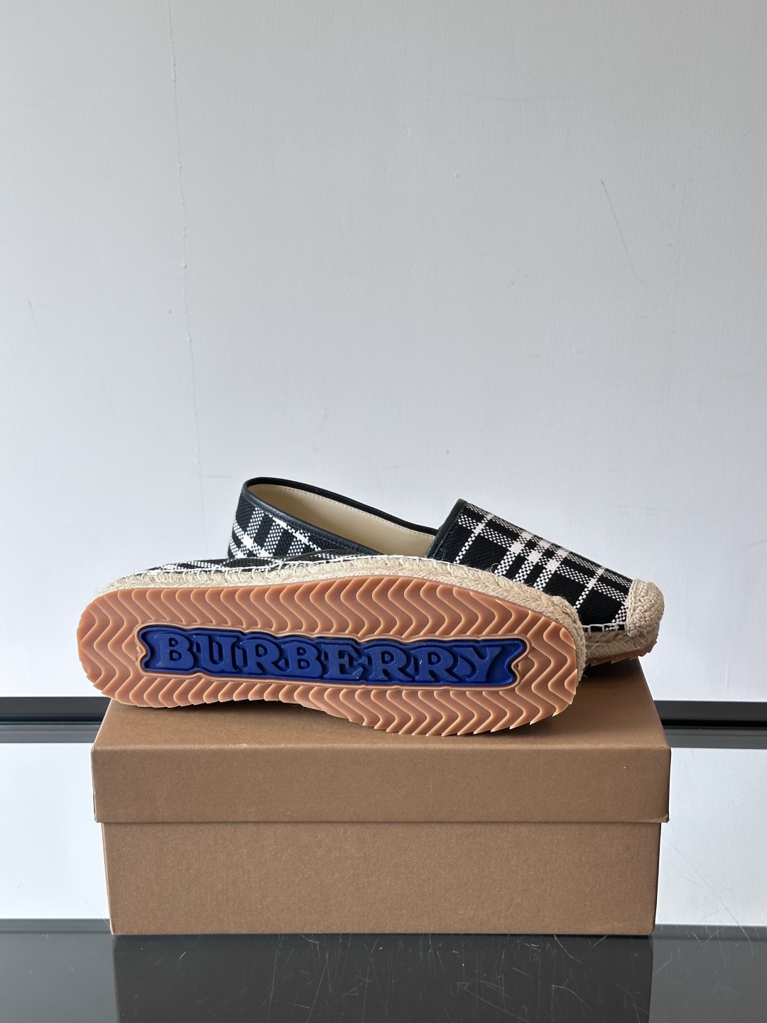 Burberry 帆布格纹一脚蹬男鞋👞！鞋面依旧是经典Vintage格纹设计，内里小牛皮 垫脚也是小牛皮