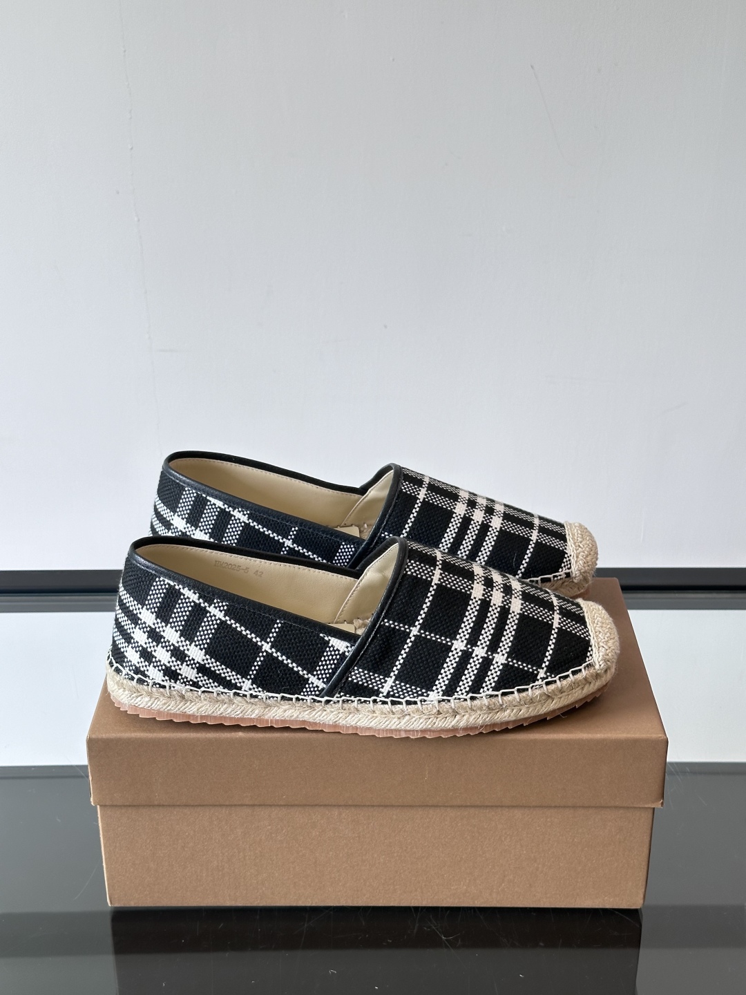 Burberry 帆布格纹一脚蹬男鞋👞！鞋面依旧是经典Vintage格纹设计，内里小牛皮 垫脚也是小牛皮