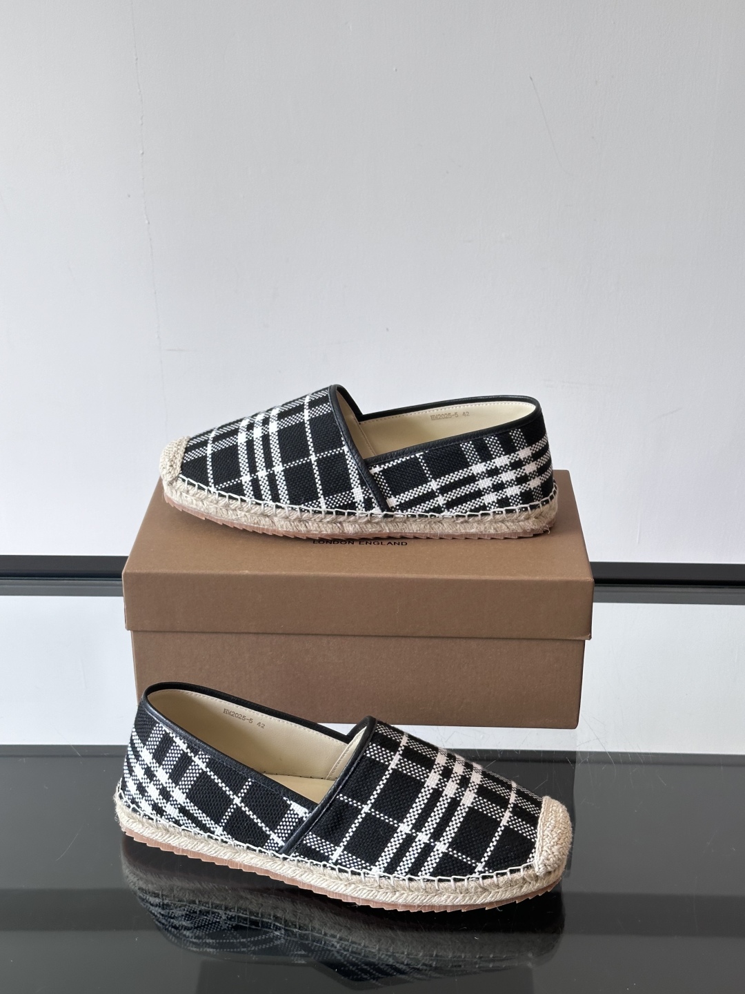 Burberry 帆布格纹一脚蹬男鞋👞！鞋面依旧是经典Vintage格纹设计，内里小牛皮 垫脚也是小牛皮