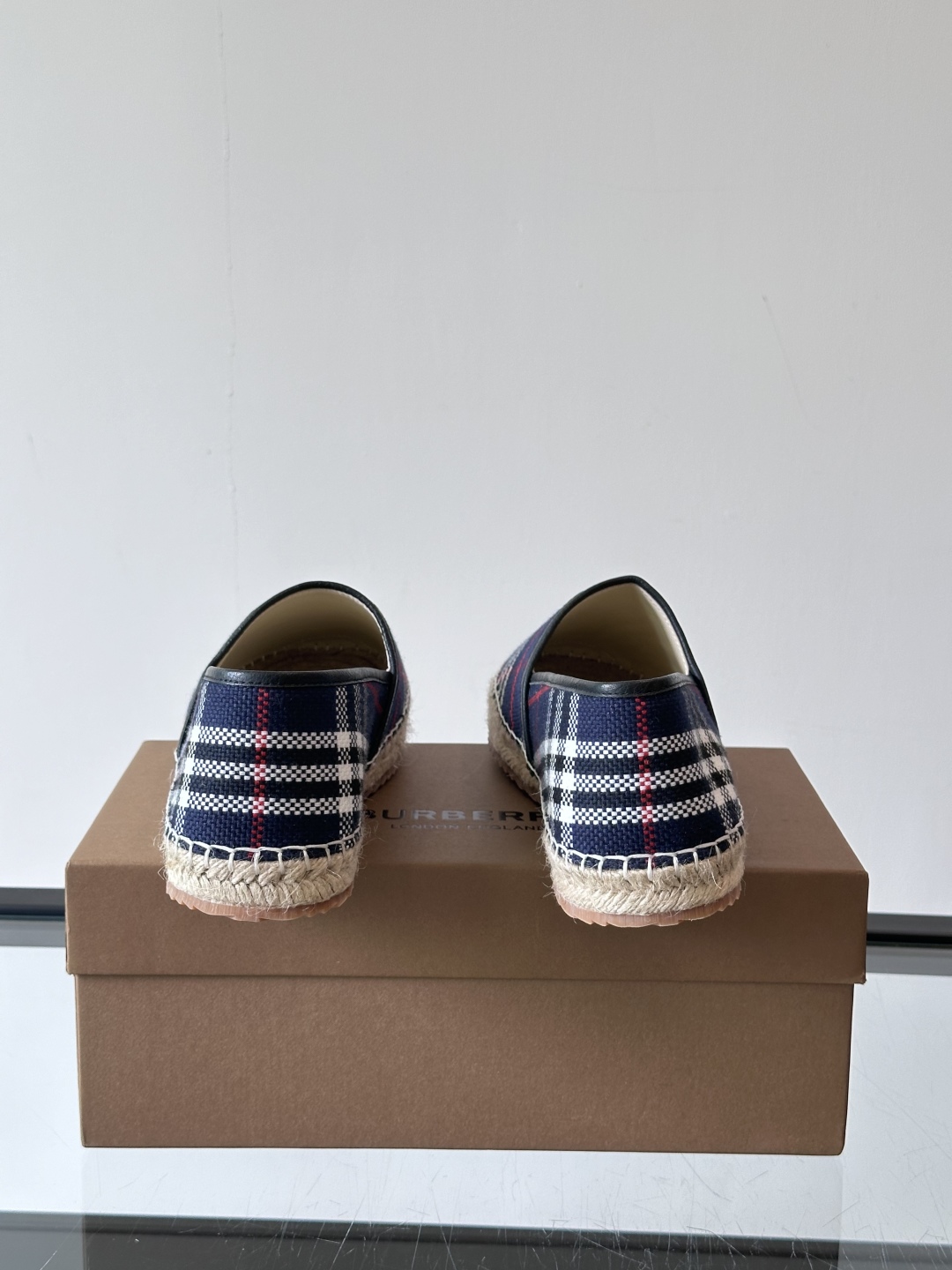 Burberry 帆布格纹一脚蹬男鞋👞！鞋面依旧是经典Vintage格纹设计，内里小牛皮 垫脚也是小牛皮