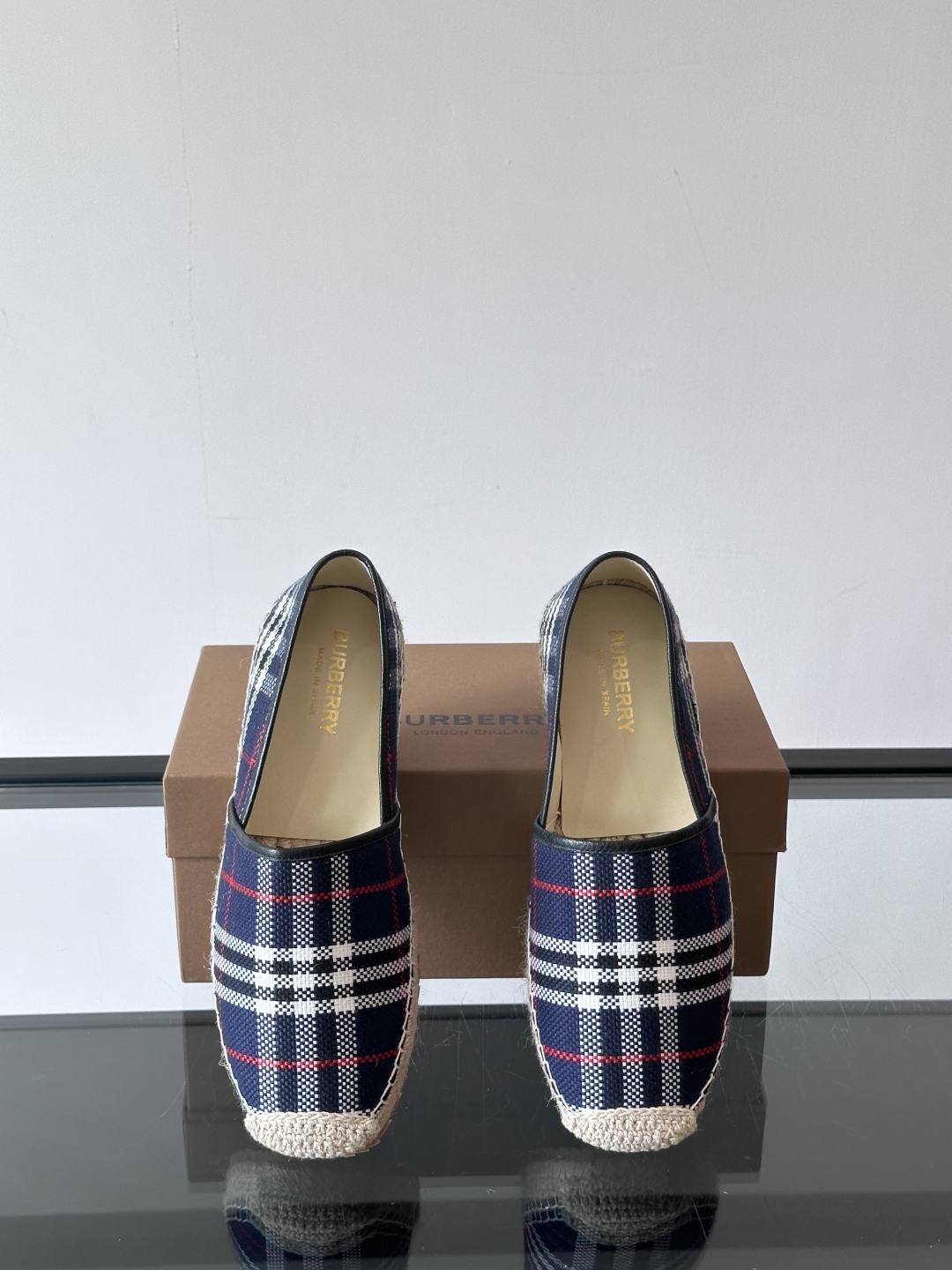 Burberry 帆布格纹一脚蹬男鞋👞！鞋面依旧是经典Vintage格纹设计，内里小牛皮 垫脚也是小牛皮