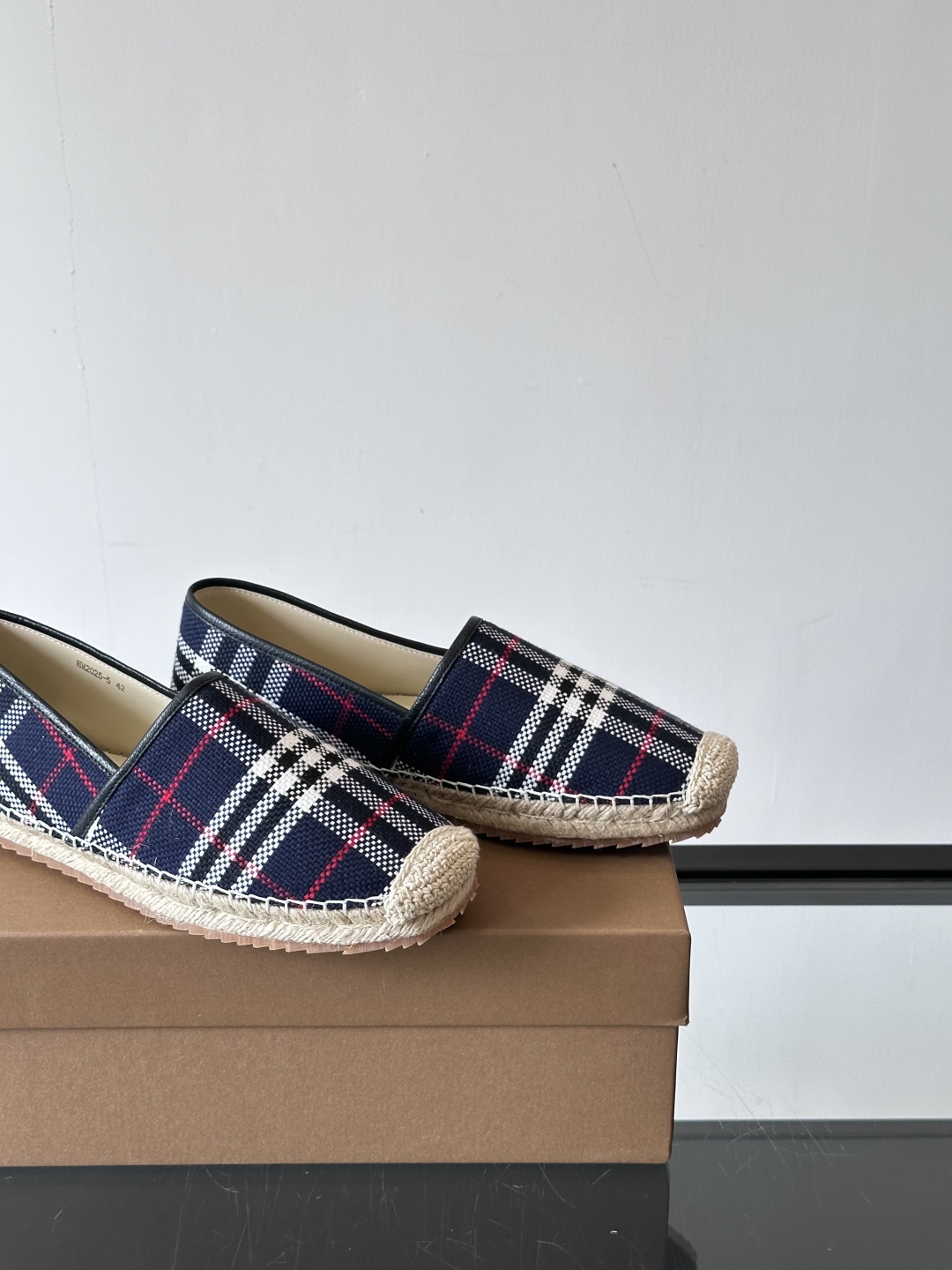 Burberry 帆布格纹一脚蹬男鞋👞！鞋面依旧是经典Vintage格纹设计，内里小牛皮 垫脚也是小牛皮