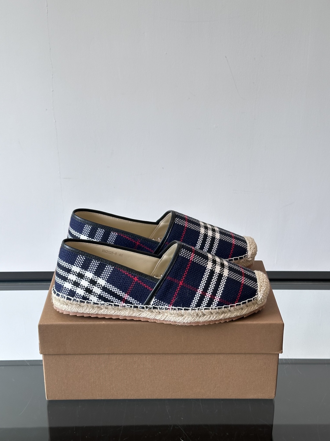 Burberry 帆布格纹一脚蹬男鞋👞！鞋面依旧是经典Vintage格纹设计，内里小牛皮 垫脚也是小牛皮