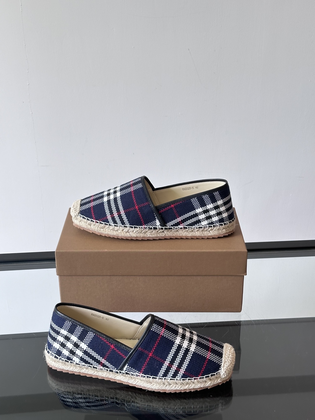 Burberry 帆布格纹一脚蹬男鞋👞！鞋面依旧是经典Vintage格纹设计，内里小牛皮 垫脚也是小牛皮