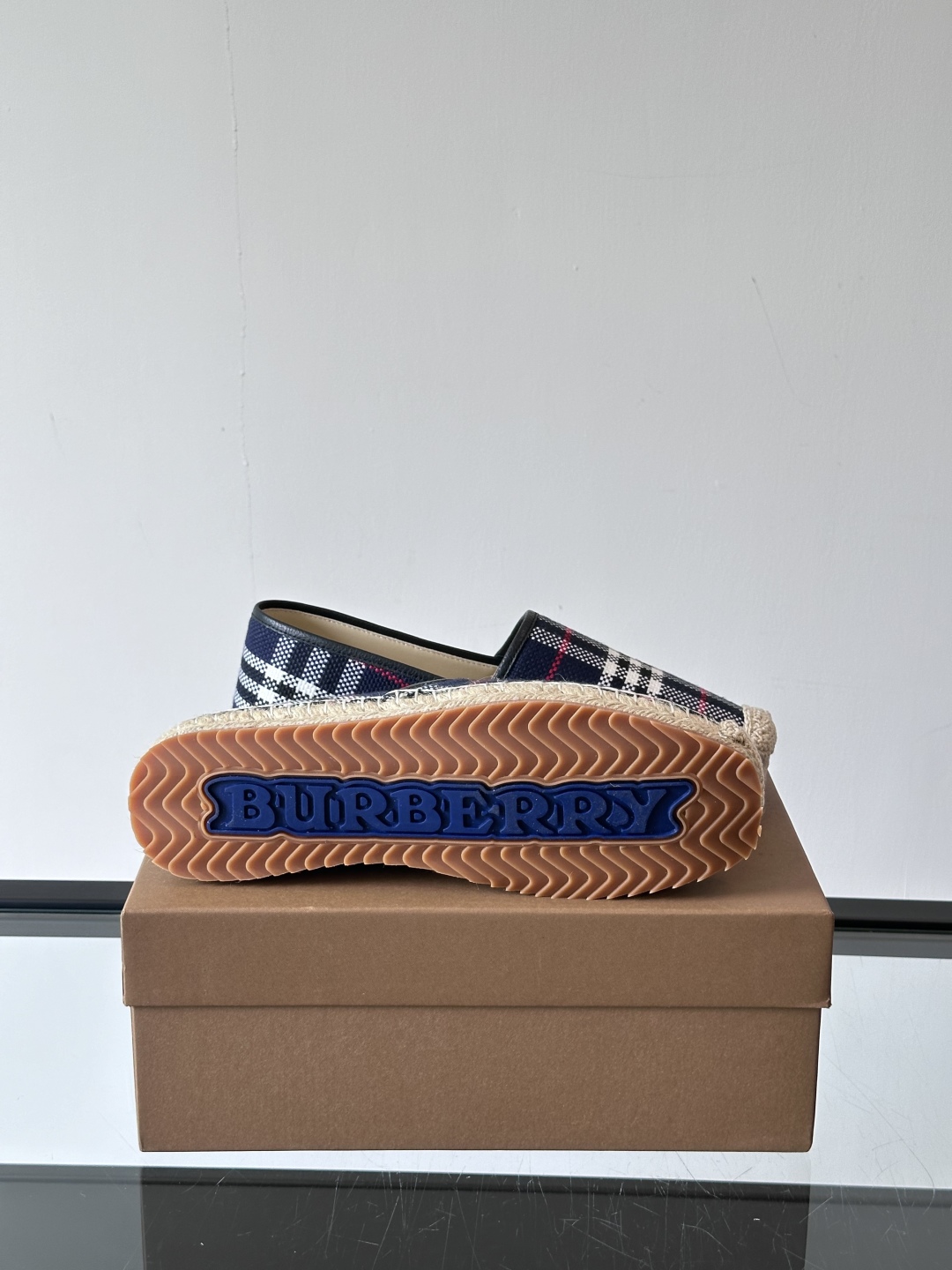 Burberry 帆布格纹一脚蹬男鞋👞！鞋面依旧是经典Vintage格纹设计，内里小牛皮 垫脚也是小牛皮