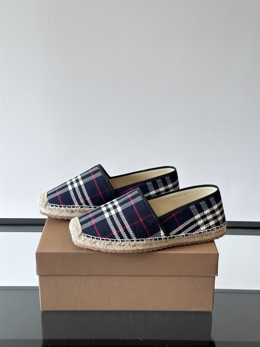 Burberry 帆布格纹一脚蹬男鞋👞！鞋面依旧是经典Vintage格纹设计，内里小牛皮 垫脚也是小牛皮