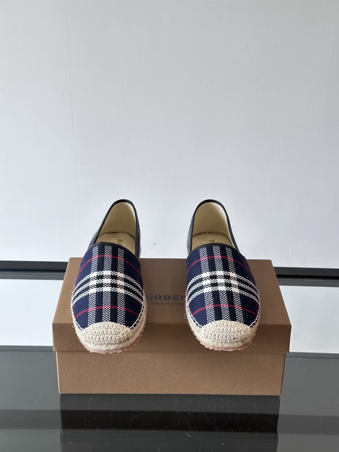 Burberry 帆布格纹一脚蹬男鞋👞！鞋面依旧是经典Vintage格纹设计，内里小牛皮 垫脚也是小牛皮