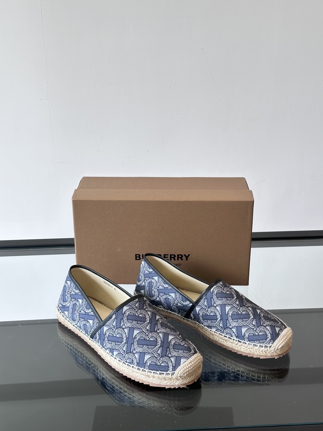 Burberry 帆布格纹一脚蹬男鞋👞！鞋面依旧是经典Vintage格纹设计，内里小牛皮 垫脚也是小牛皮