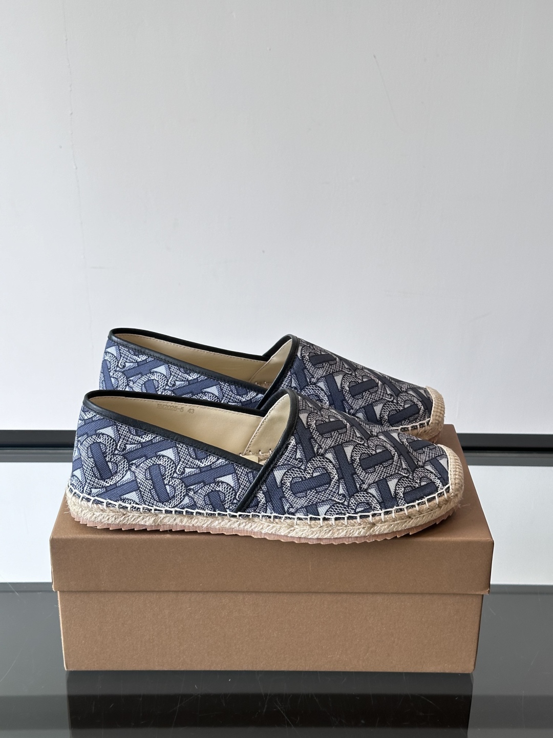 Burberry 帆布格纹一脚蹬男鞋👞！鞋面依旧是经典Vintage格纹设计，内里小牛皮 垫脚也是小牛皮