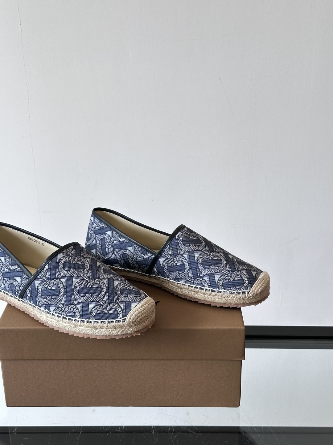 Burberry 帆布格纹一脚蹬男鞋👞！鞋面依旧是经典Vintage格纹设计，内里小牛皮 垫脚也是小牛皮