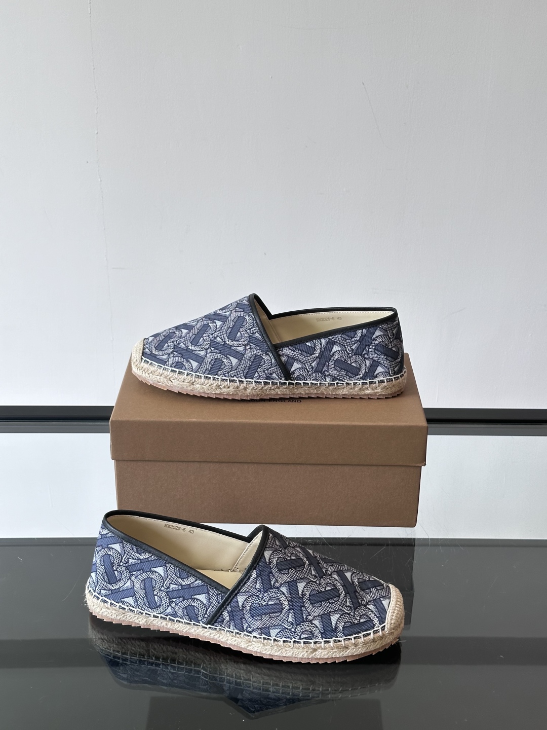Burberry 帆布格纹一脚蹬男鞋👞！鞋面依旧是经典Vintage格纹设计，内里小牛皮 垫脚也是小牛皮